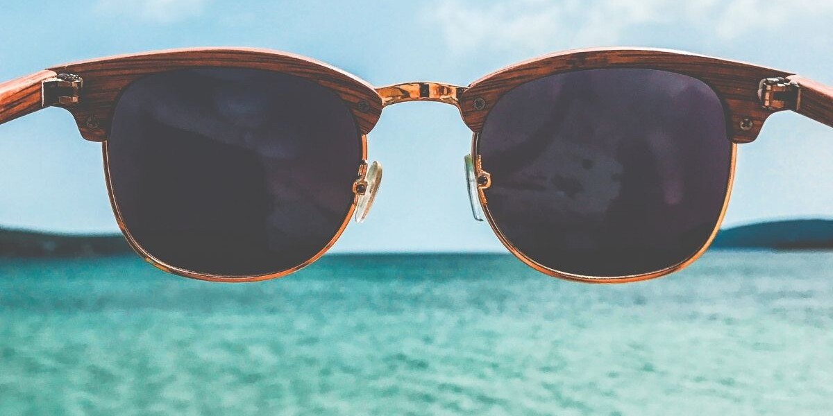 Dlaczego warto wybrać drewniane okulary przeciwsłoneczne?